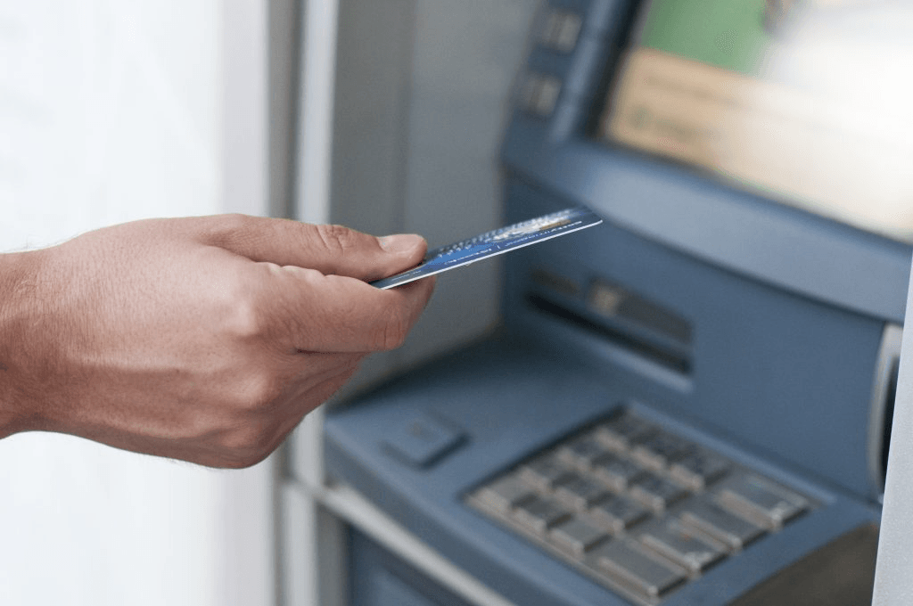 Rút-tiền-mặt-thẻ-tín-dụng-tại-trụ-ATM-1024x680