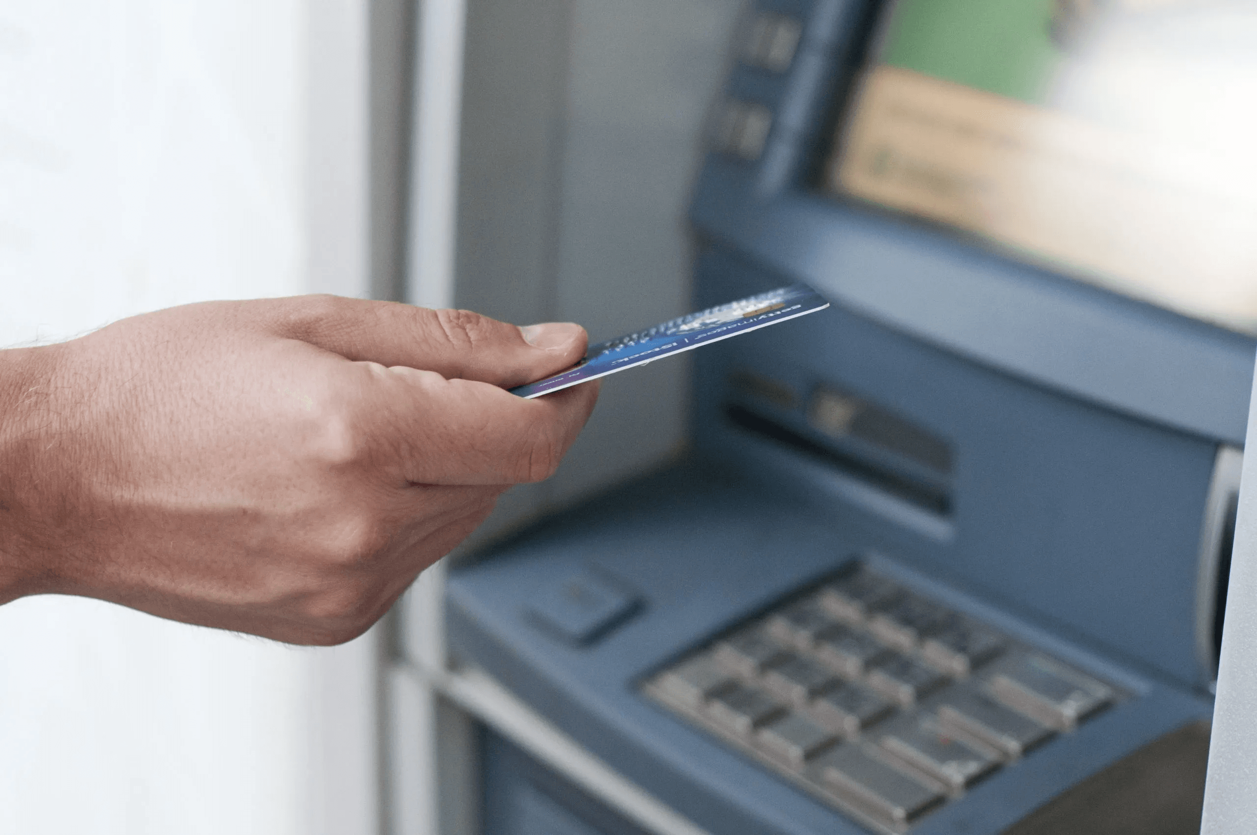Rút-tiền-mặt-thẻ-tín-dụng-tại-trụ-ATM-scaled